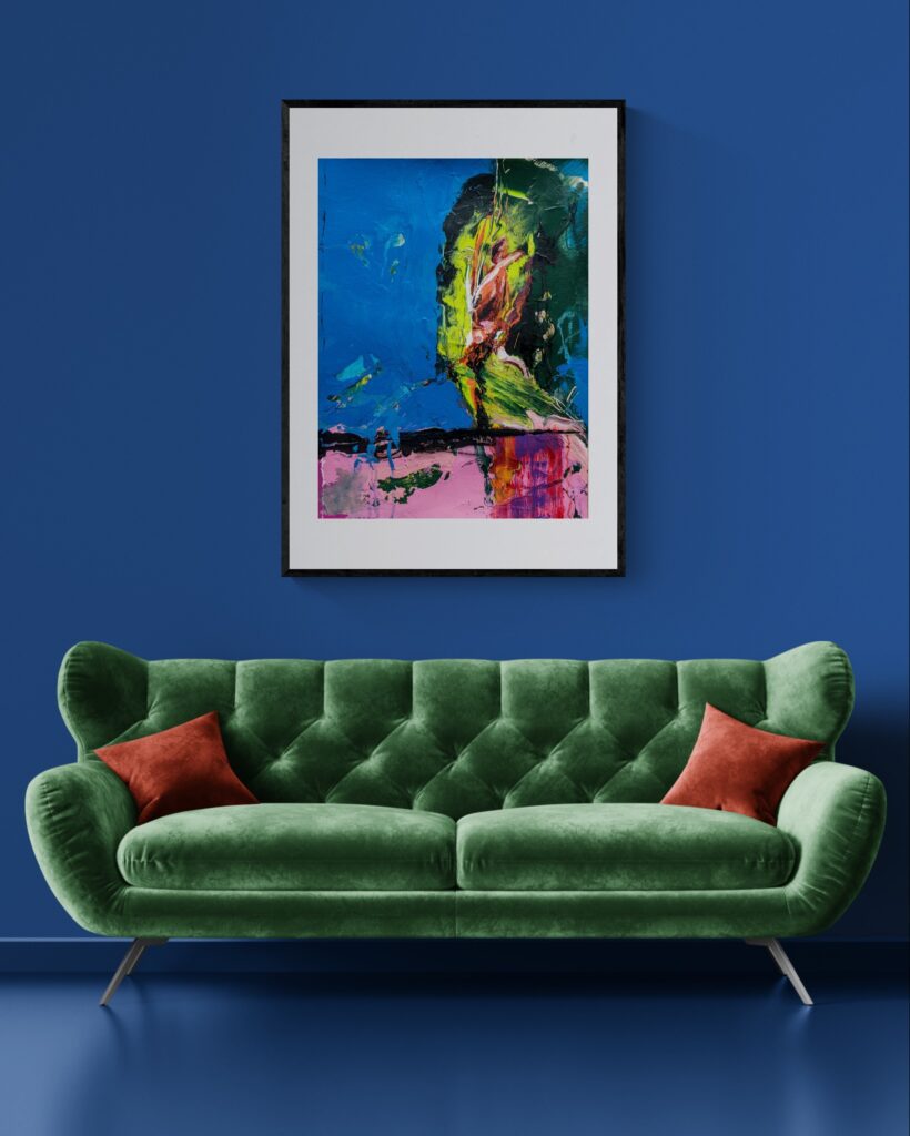 Kunstwerk Aufbruch an blauer Wand über grünem Samtsofa – Interior Inspiration von Anika Adam, diekunstkammer