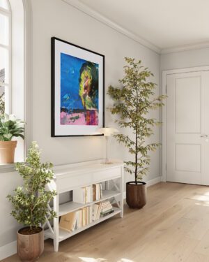 Farbenfroher Kunstdruck im hellen Wohnzimmer über weißer Kommode mit Zimmerpflanze – Anika Adam, diekunstkammer