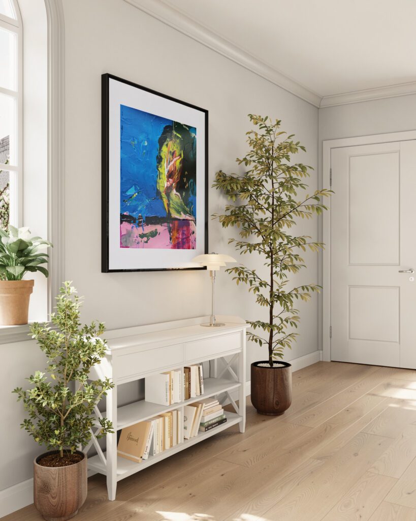 Farbenfroher Kunstdruck im hellen Wohnzimmer über weißer Kommode mit Zimmerpflanze – Anika Adam, diekunstkammer