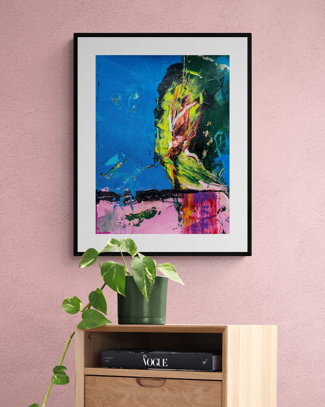 Ausdrucksstarkes Wandbild an altrosa Wand über modernem Sideboard – Anika Adam, diekunstkammer