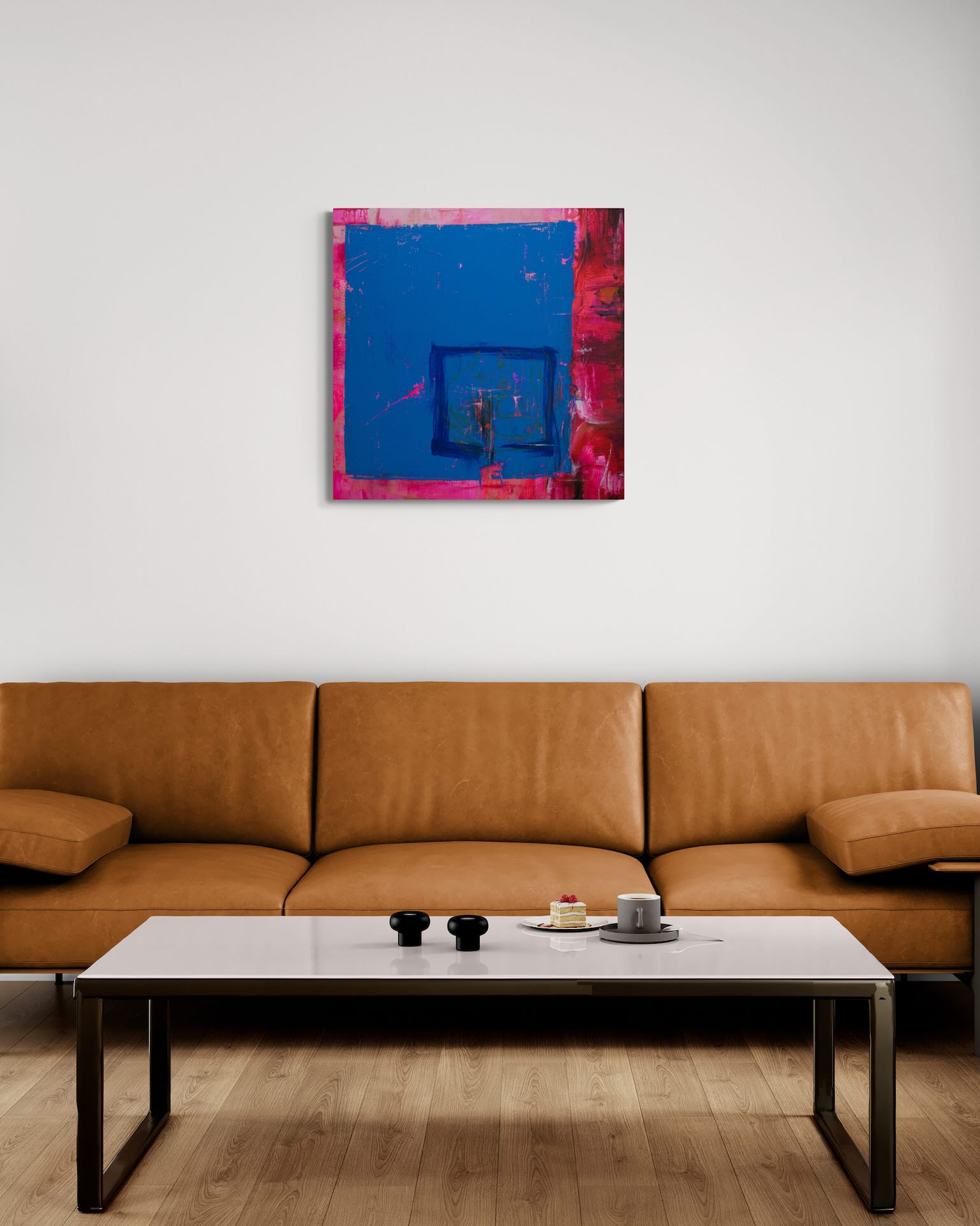 Kraftvolle abstrakte Kunst in Kobaltblau als stilvoller Kontrast zu einem braunen Ledersofa im modernen Wohnbereich.