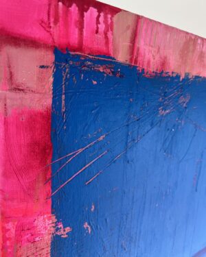 Detailansicht von der Seite auf das abstrakte Gemälde »Passform« mit bemalter Kante, kräftigen Schichten in Blau und leuchtendem Pink auf Leinwand