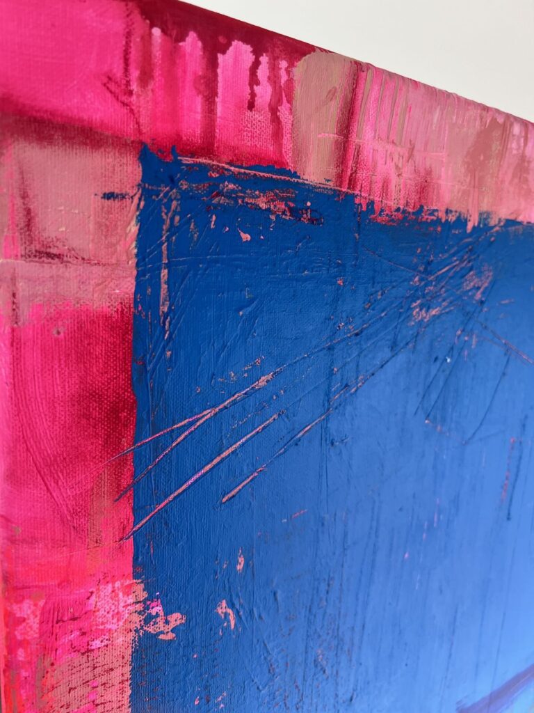 Detailansicht von der Seite auf das abstrakte Gemälde »Passform« mit bemalter Kante, kräftigen Schichten in Blau und leuchtendem Pink auf Leinwand