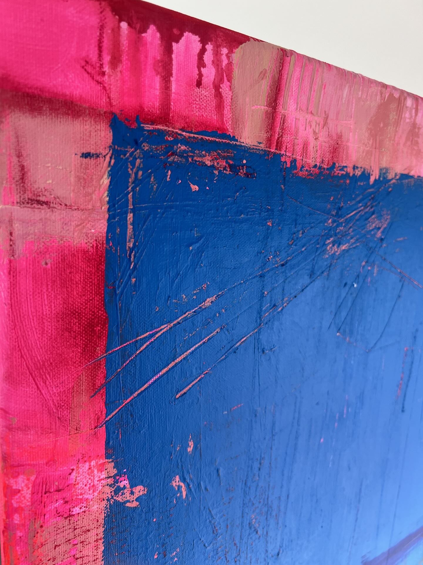 Detailansicht von der Seite auf das abstrakte Gemälde »Passform« mit bemalter Kante, kräftigen Schichten in Blau und leuchtendem Pink auf Leinwand