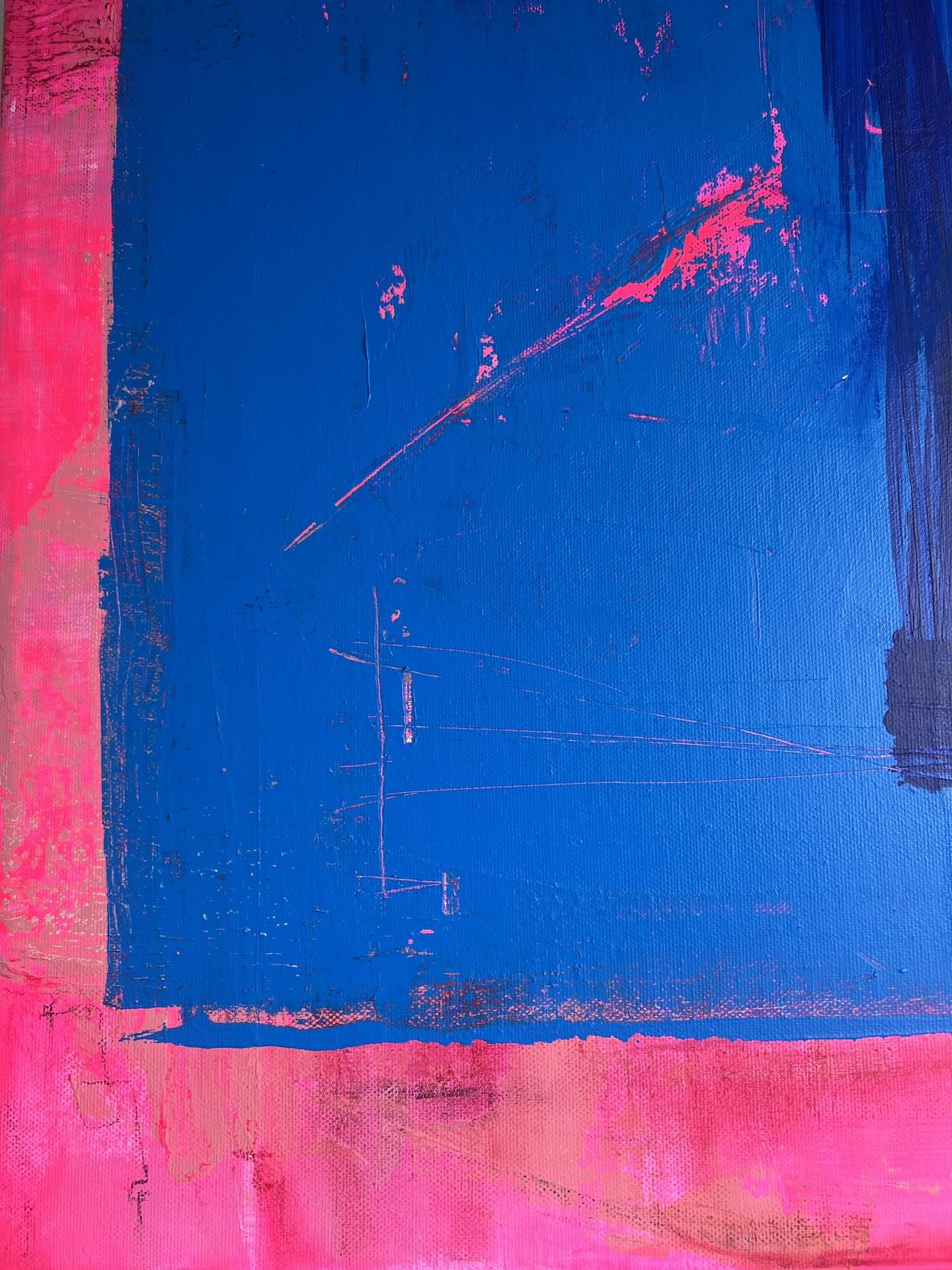 Nahaufnahme der intensiven Farbkante und feinen Struktur im abstrakten Originalgemälde »Passform« in Blau und leuchtendem Pink