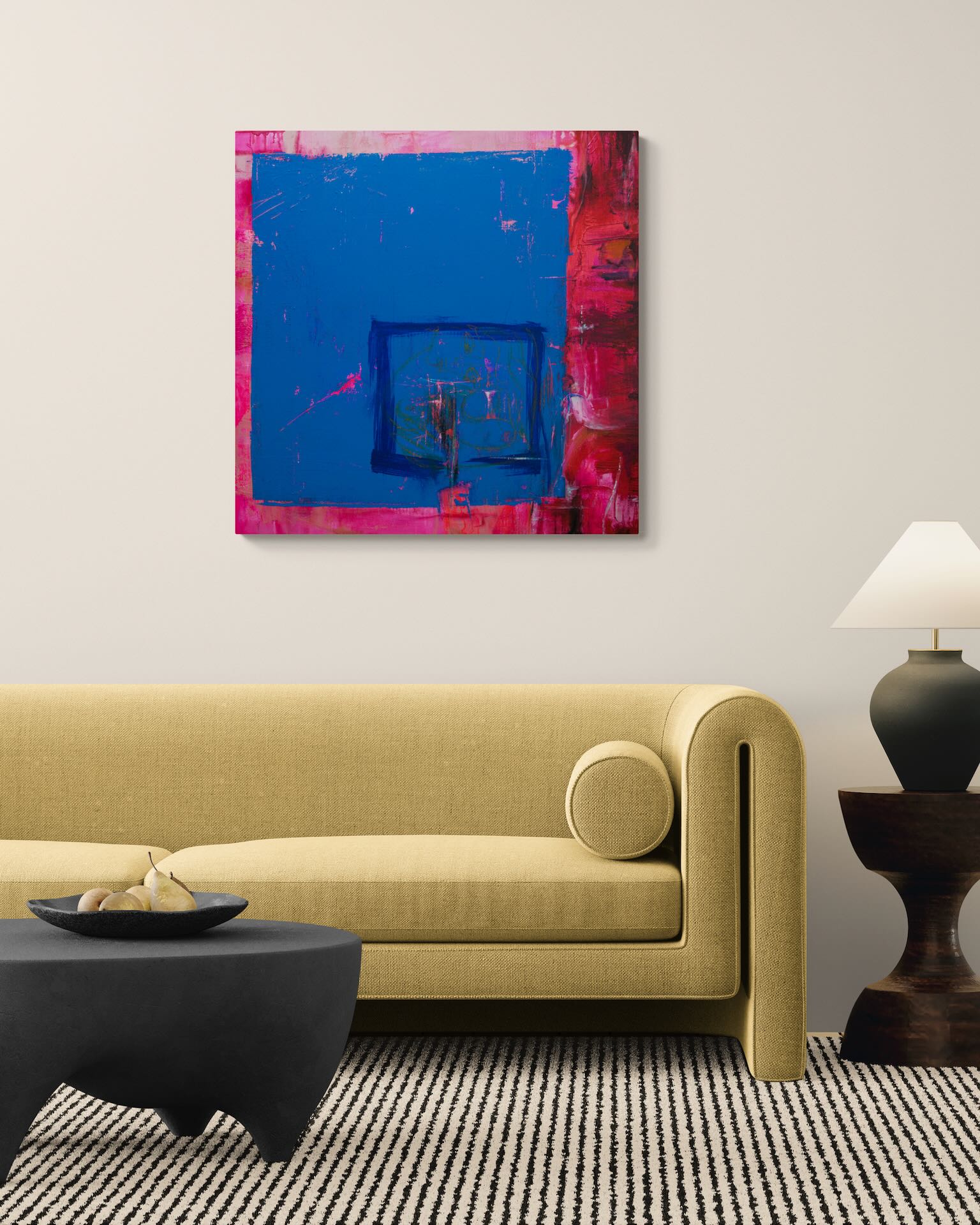 Hochwertige Wohnzimmer Kunst: Abstraktes Original in leuchtendem Blau über einem eleganten senfgelben Sofa.