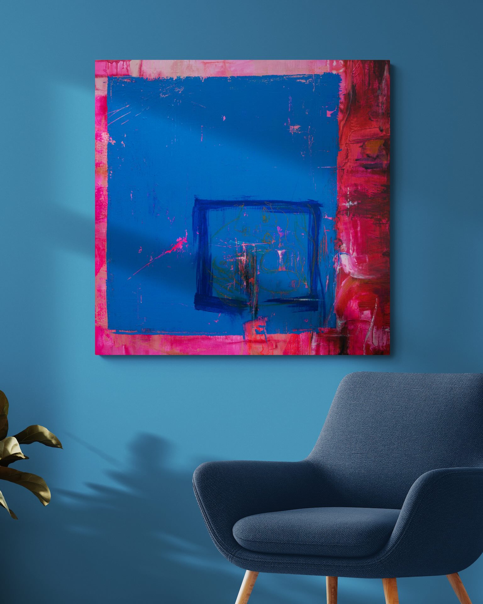 Moody Interior Design: Leuchtendes Acrylgemälde in Pink und Blau an einer dunkelblauen Wand, ideal für Kanzleien oder moderne Bars.