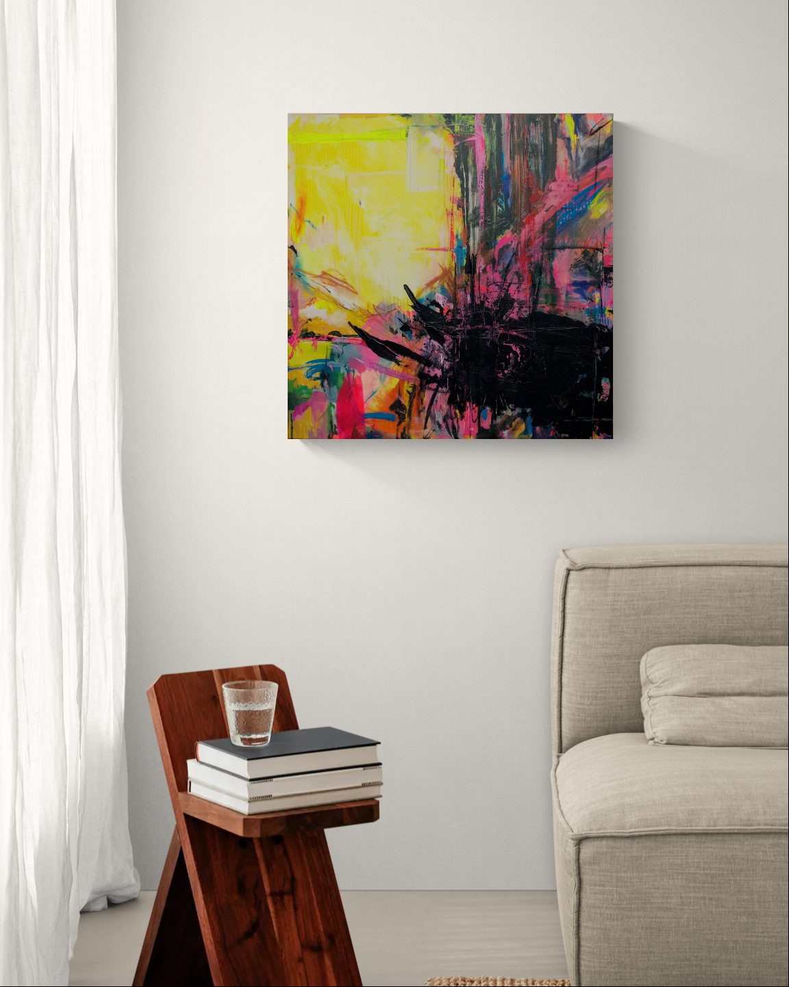 Helles skandinavisches Interior Design mit dem ausdrucksstarken abstrakten Original-Gemälde «Unverplant» an einer weißen Wand