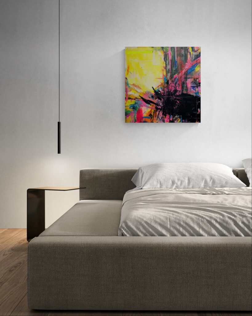Modernes Schlafzimmer im minimalistischen Design mit dem leuchtenden abstrakten Original-Gemälde «Unverplant» über dem Bett
