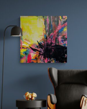 Stilvolles Interior Design: Originales abstraktes Kunstwerk «Unverplant» an einer dunkelblauen Wand über einem eleganten Ledersessel
