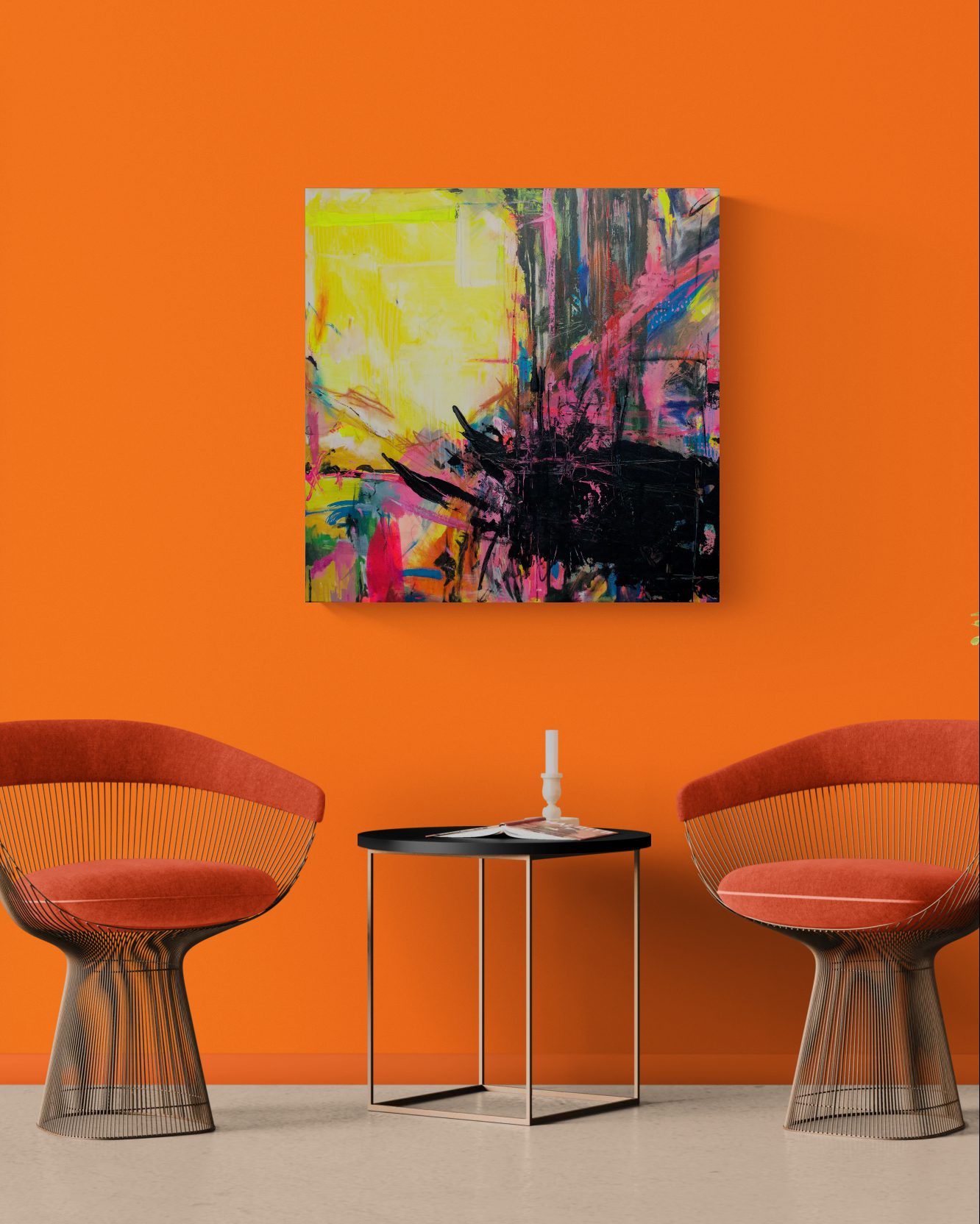 Abstraktes Gemälde «Unverplant» in Neongelb und Schwarz, inszeniert in einer modernen Lounge mit orangefarbener Wand und Design-Sesseln