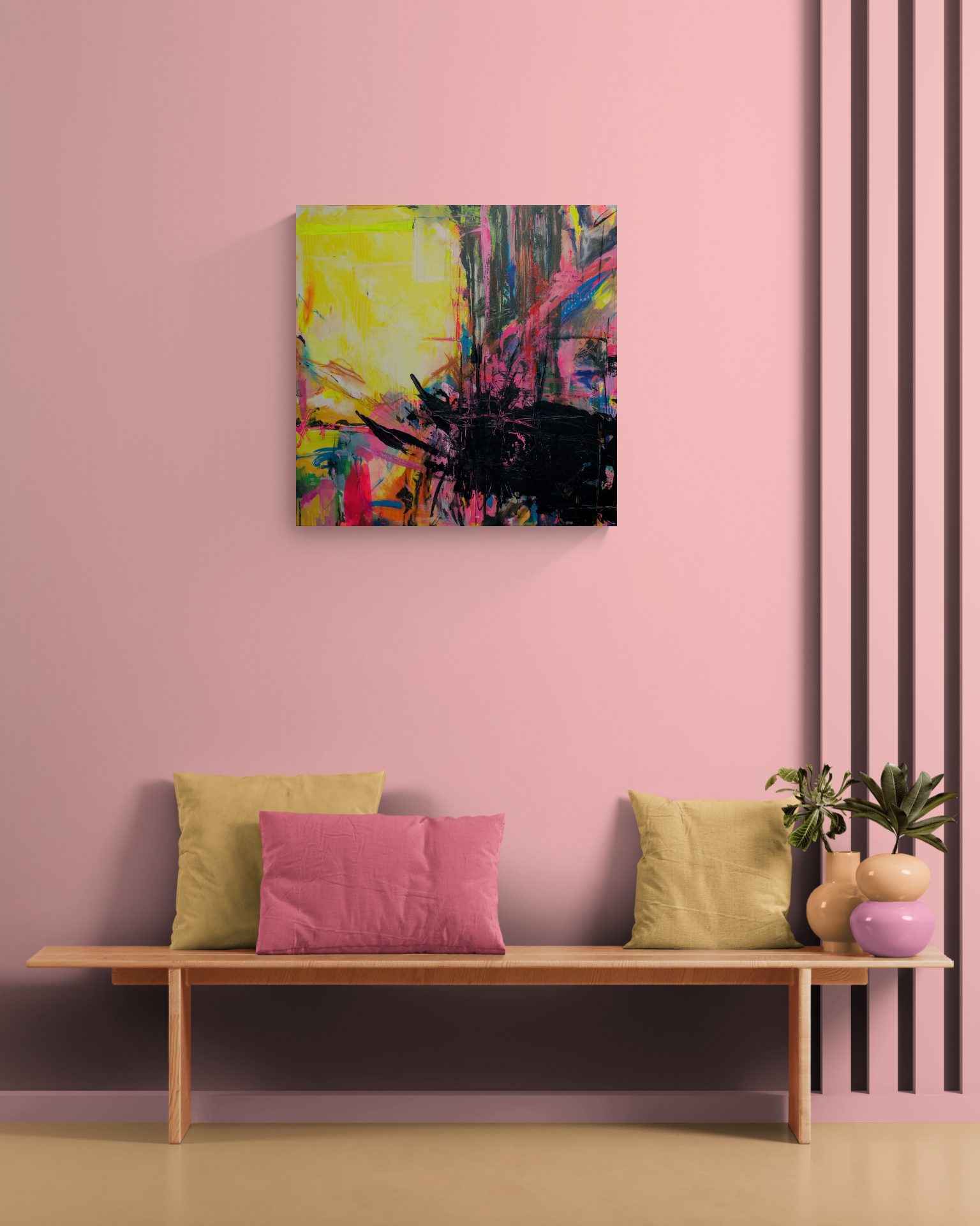 Ästhetische Raumgestaltung: Abstraktes Kunstwerk «Unverplant» an einer pastellrosa Wand über einer Holzbank im modernen Eingangsbereich