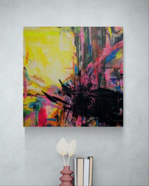 Wohninspiration: Das neonfarbene abstrakte Gemälde «Unverplant» an einer strukturierten Wand, kombiniert mit minimalistischer Deko