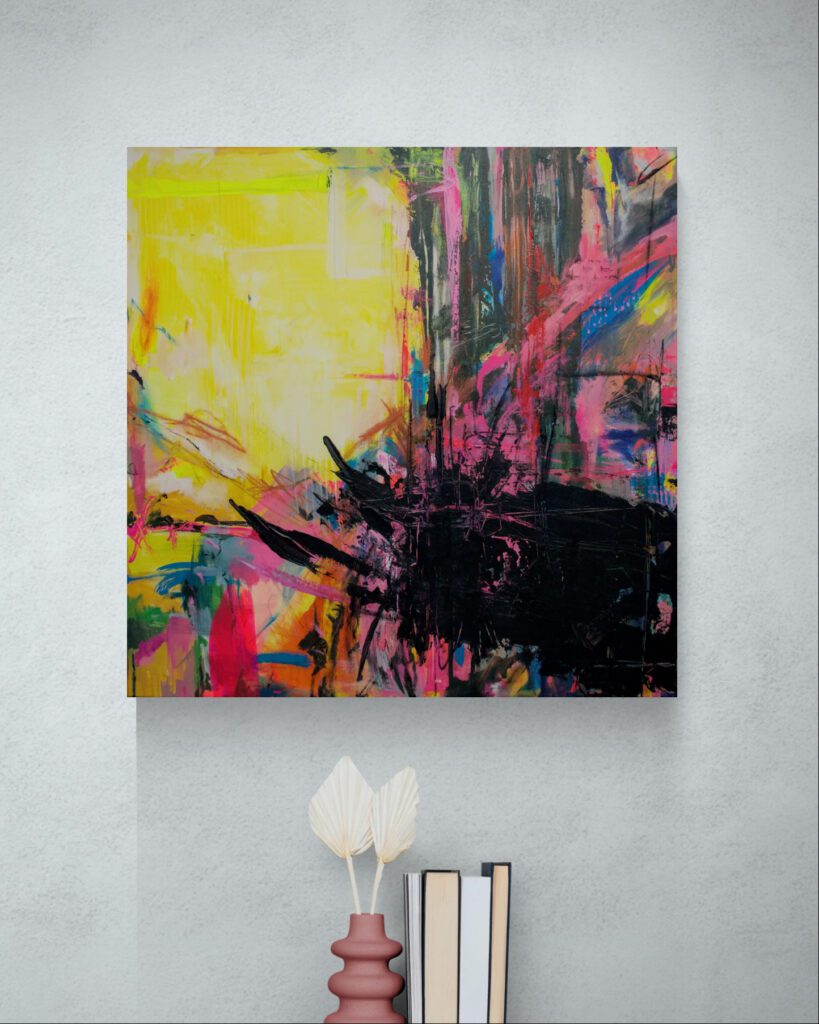 Wohninspiration: Das neonfarbene abstrakte Gemälde «Unverplant» an einer strukturierten Wand, kombiniert mit minimalistischer Deko