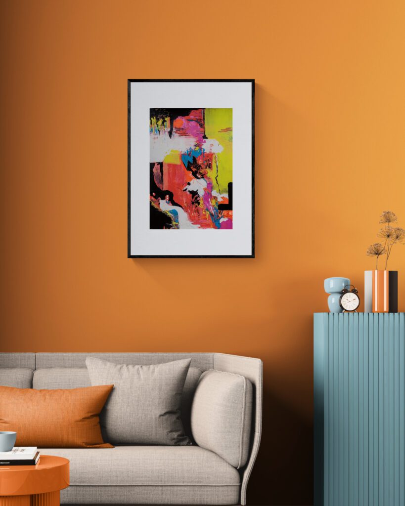 Farbenfrohes Kunstwerk an warm-gelber Akzentwand über grauem Sofa – Anika Adam, diekunstkammer