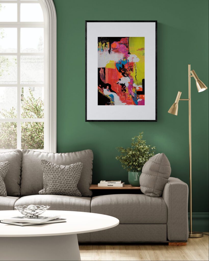 Abstrakte Wandkunst an salbeigrüner Wand im eleganten Wohnzimmer – Anika Adam, diekunstkammer