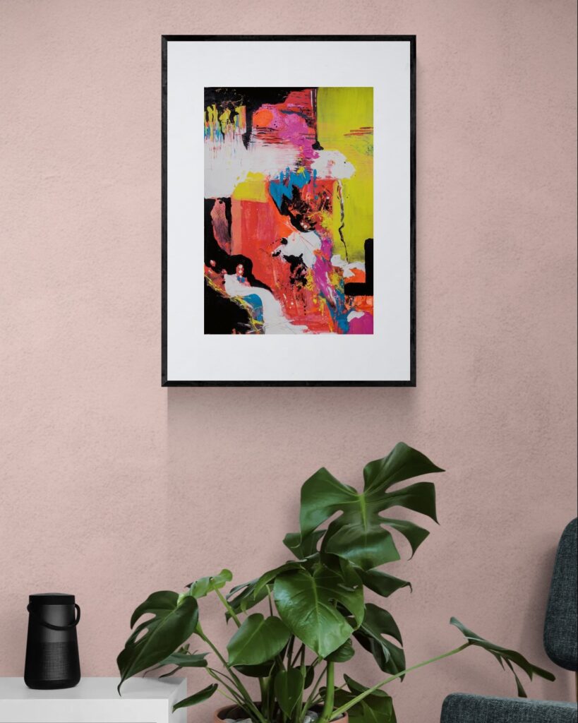 Gerahmtes Kunstwerk an altrosa Wand mit grüner Zimmerpflanze – Anika Adam, diekunstkammer