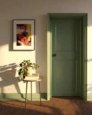 Abstraktes Bild im warmen Sonnenlicht neben grüner Tür und Zimmerpflanze – Anika Adam, diekunstkammer