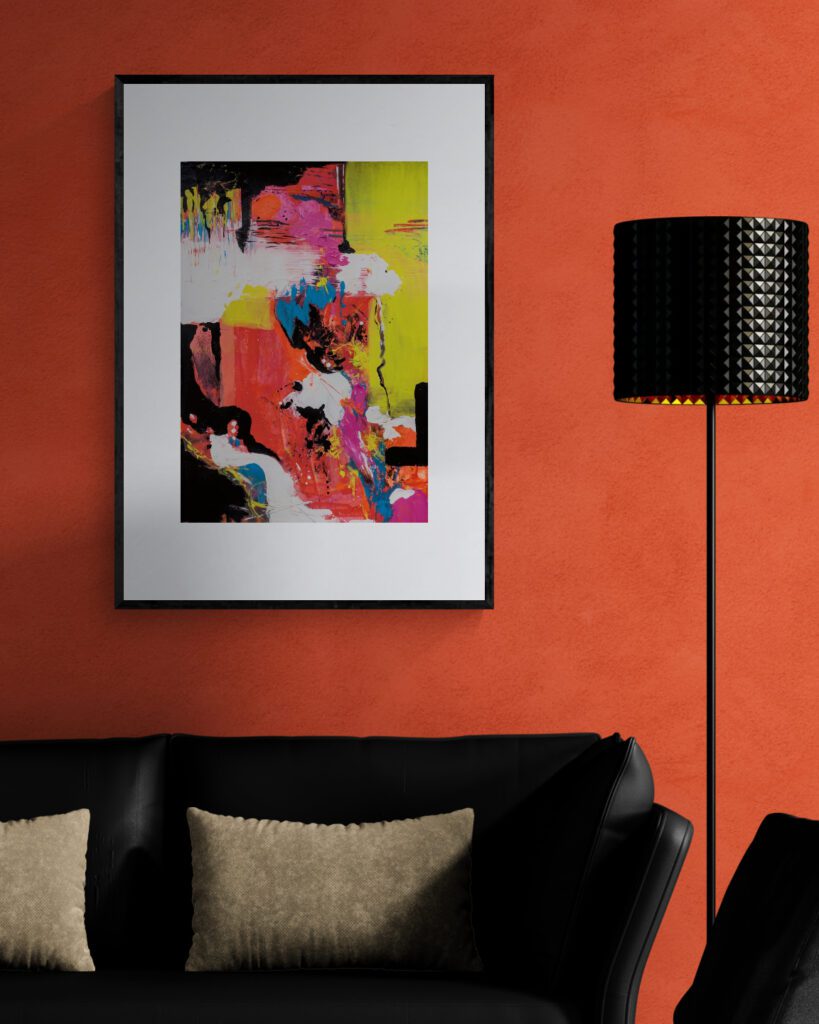 Modernes abstraktes Wandbild an einer warmen terracottafarbenen Wand über dunklem Sofa – diekunstkammer