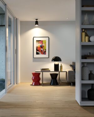 Abstrakte Kunst als stilvoller Blickfang im hellen Flur mit moderner Spot-Beleuchtung – diekunstkammer