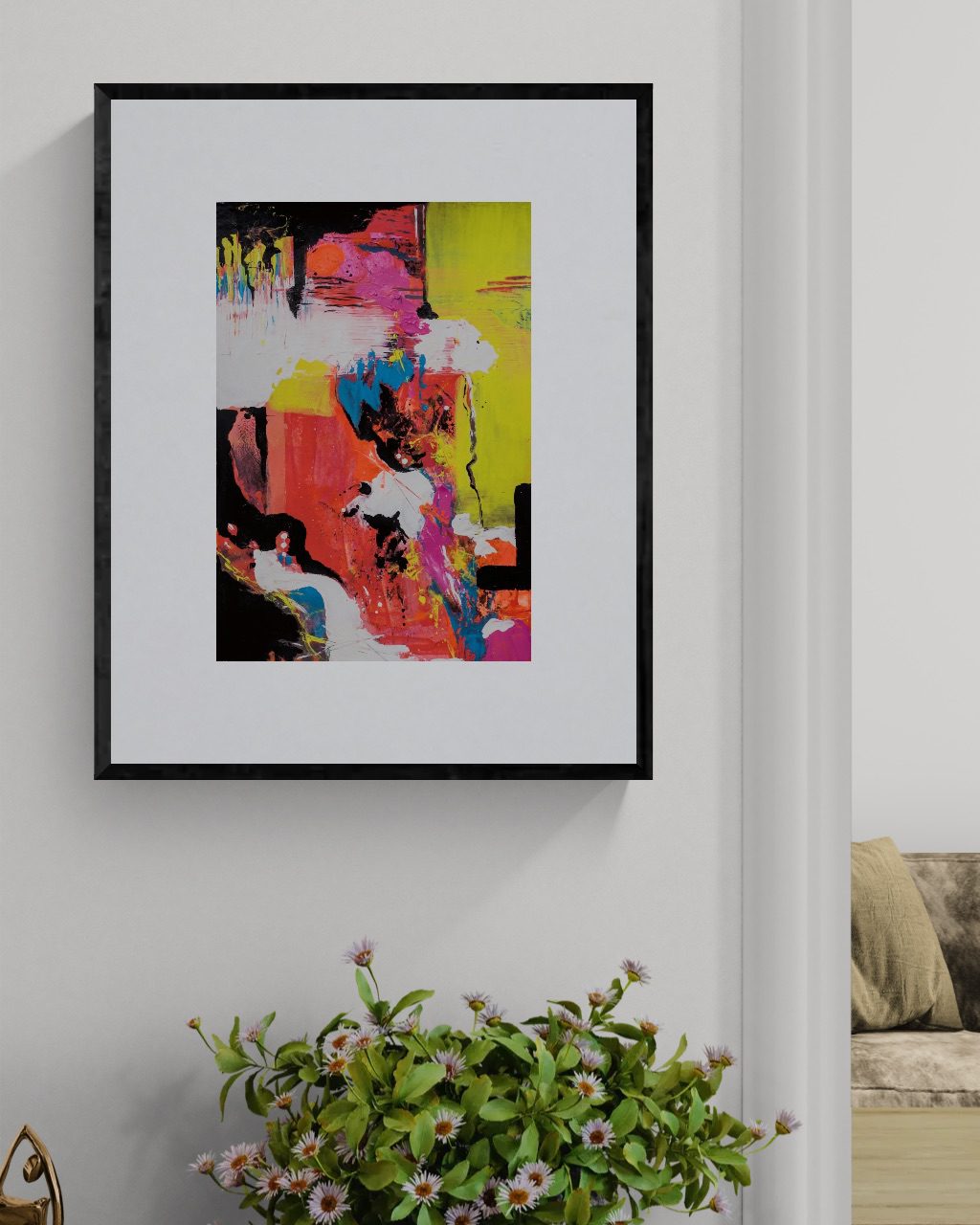 Gerahmter abstraktes Kunstdruck auf hellgrauer Wand im modernen Wohnzimmer – Anika Adam, diekunstkammer