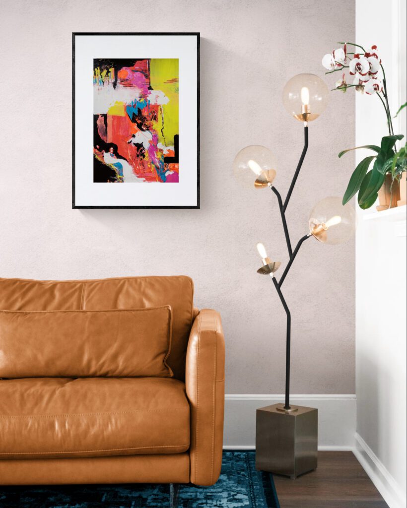 Modernes abstraktes Wandbild über braunem Ledersofa mit stilvoller Design-Stehlampe – Anika Adam, diekunstkammer