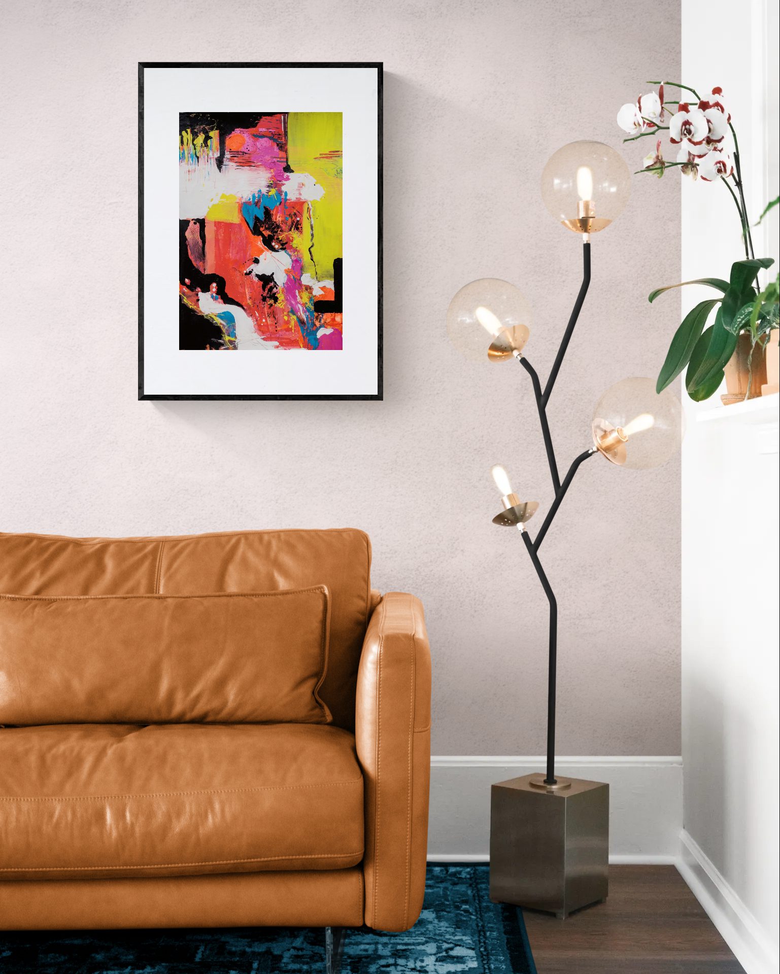 Modernes abstraktes Wandbild über braunem Ledersofa mit stilvoller Design-Stehlampe – Anika Adam, diekunstkammer