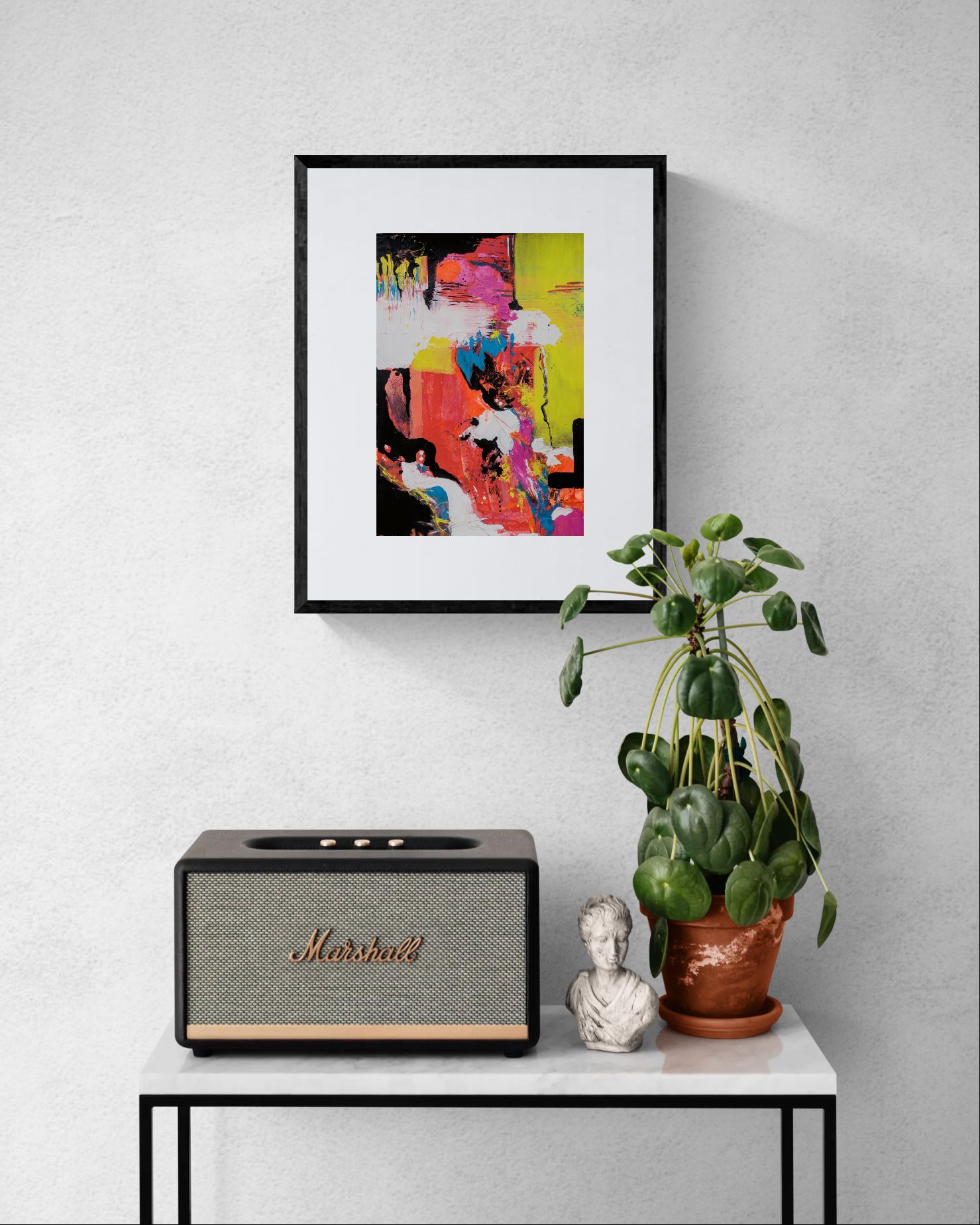 Farbenfrohes abstraktes Kunstwerk über Sideboard mit Vintage-Lautsprecher und Pflanze – Anika Adam, diekunstkammer