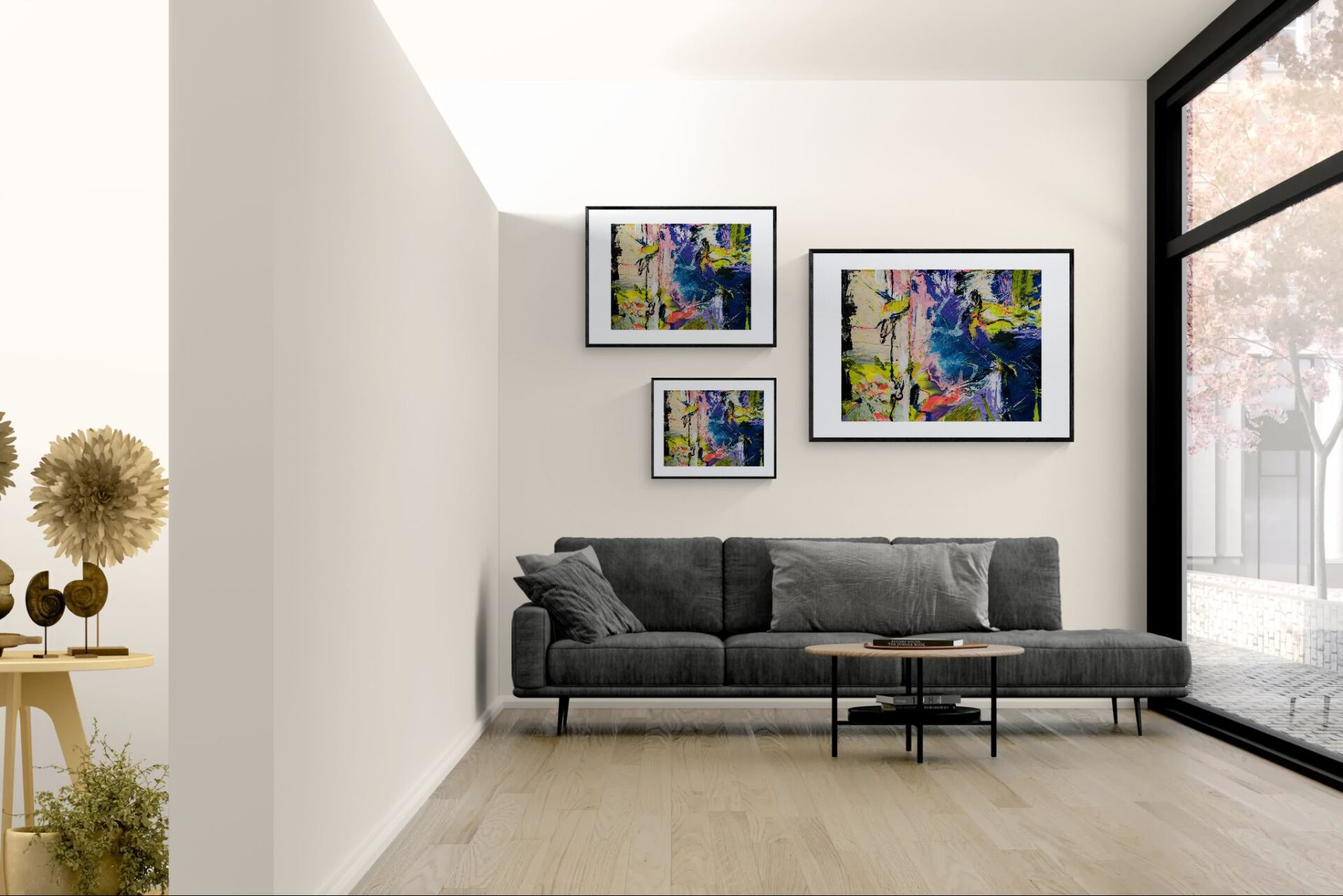 Drei Größen des limitierten Artprints »Dazwischen« – Abstrakter Kunstdruck in Blau und Neon als moderne Wandkunst über einem Sofa in exklusivem Interior Design