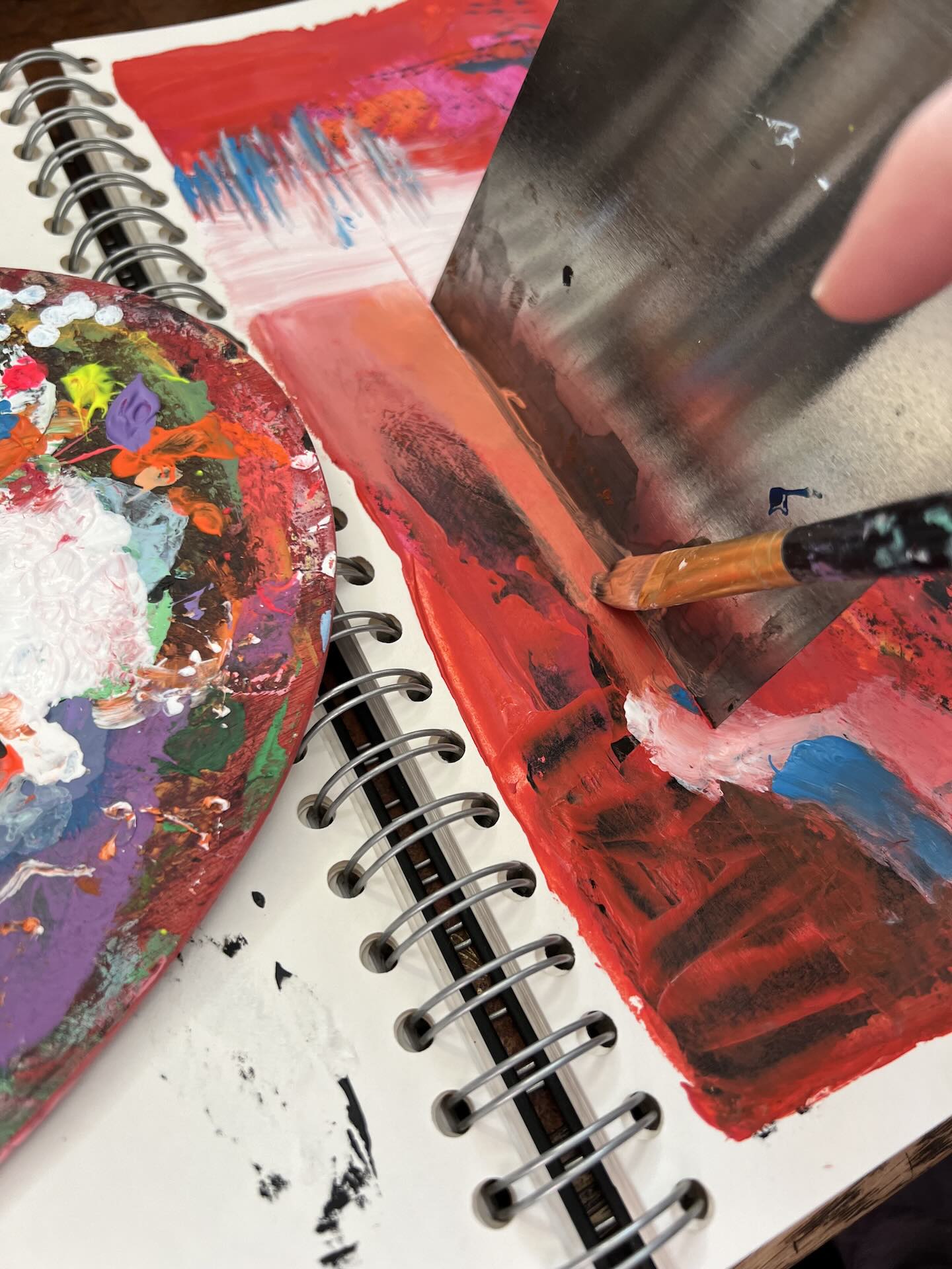 Künstler-Atelier mit Farben, Mischpalette und dem fertigen abstrakten Original für den limitierten Artprint in Rot