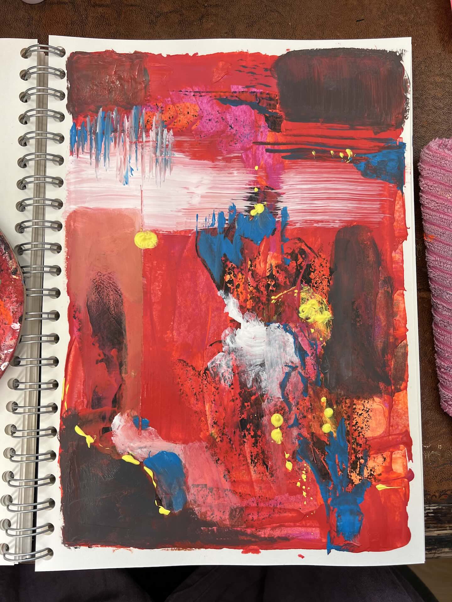 Nahaufnahme der Spachteltechnik und schwarzer Farbe für modernes abstraktes Kunstwerk in Rot