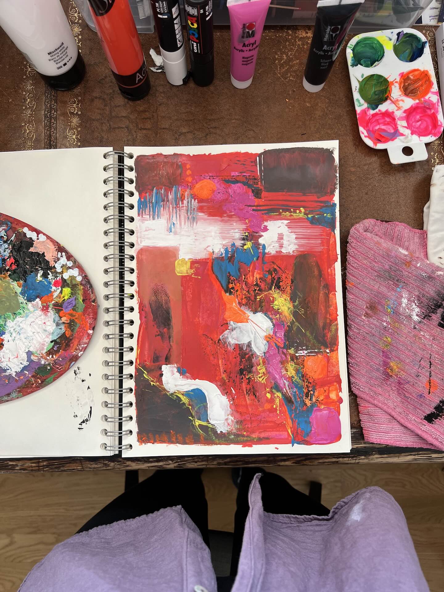 Abstraktes Acrylbild mit starken Kontrasten in Rot und Weiß als Vorlage für edle Kunstdrucke