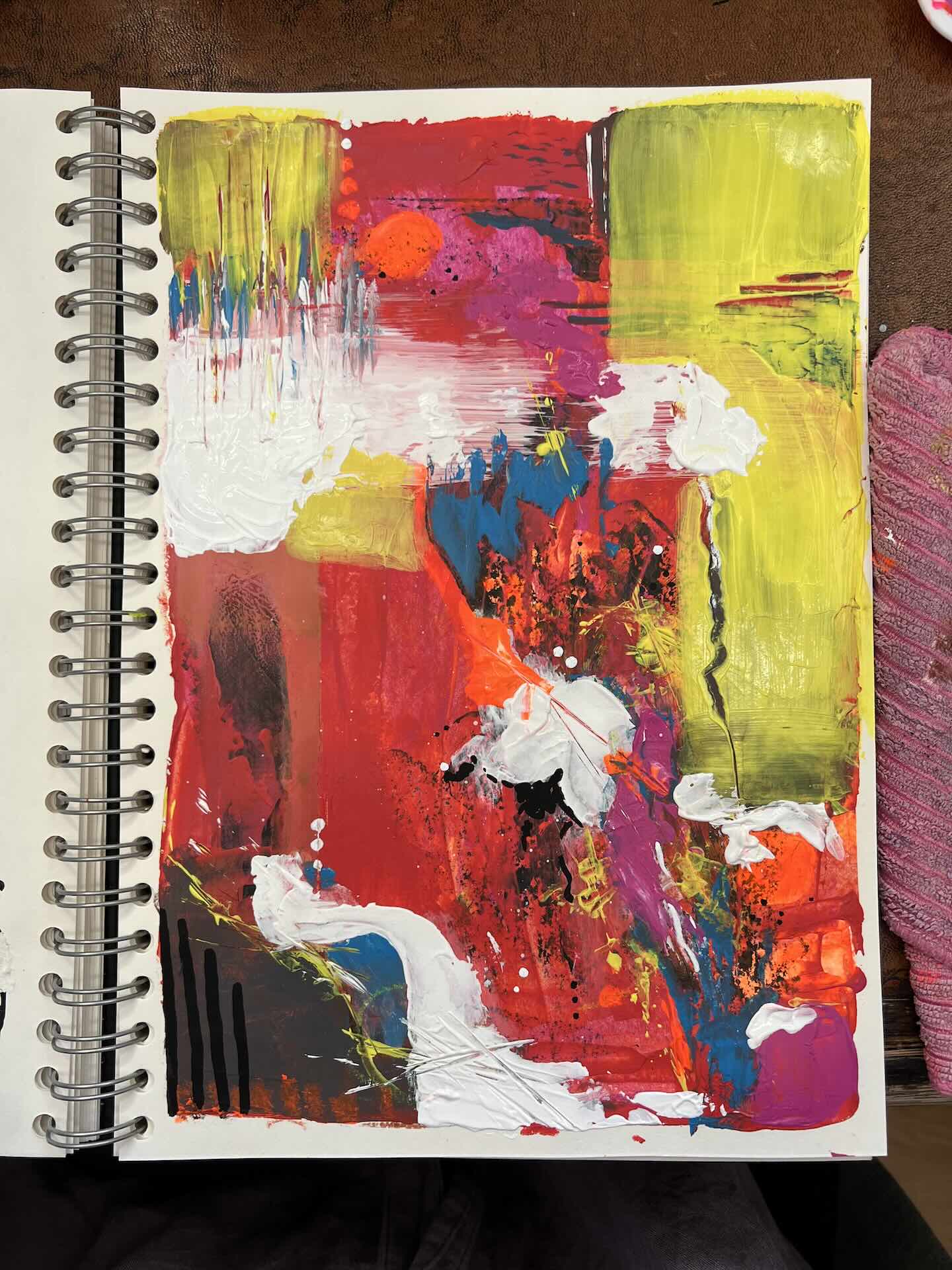Blick auf den Atelier-Arbeitsplatz mit Farbpalette und dem Original für den Artprint abstrakt rot