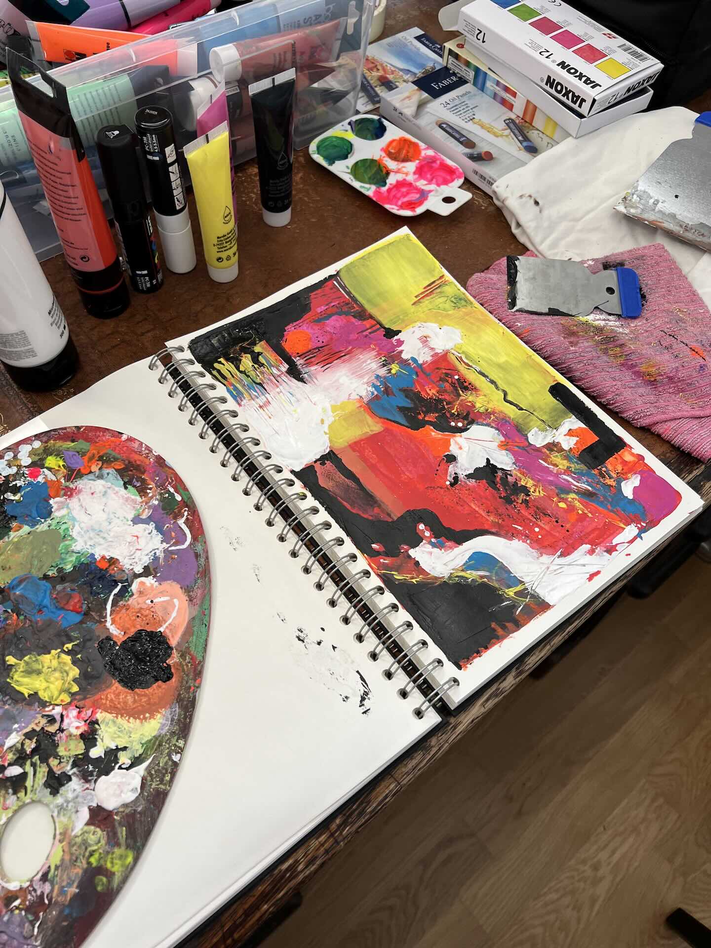 Dynamische Farbexplosion in Rot und Gelb während der Entstehung des expressiven Kunstwerks