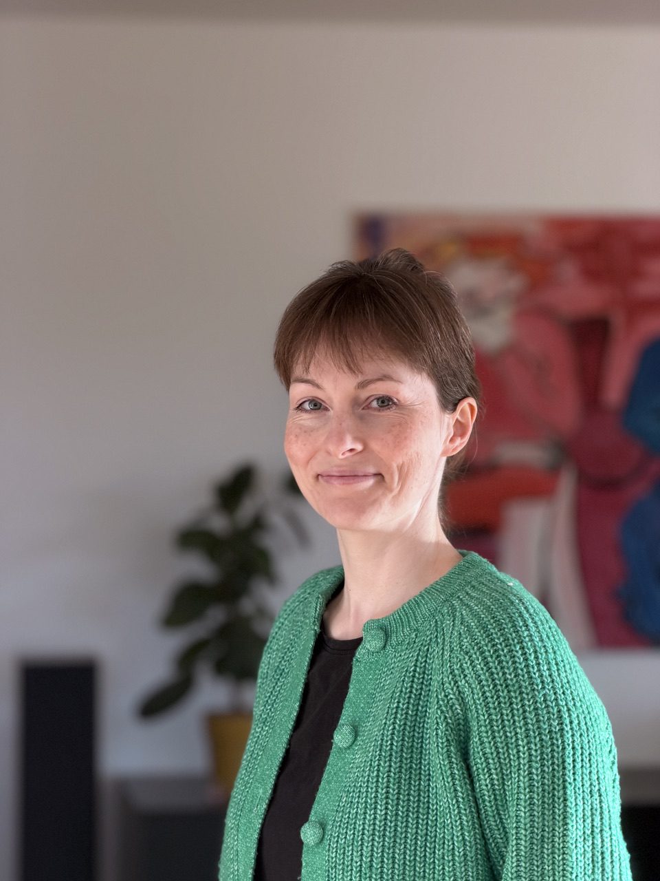 Porträt von Anika Adam, freischaffende Künstlerin und Gründerin des Kunstlabels diekunstkammer