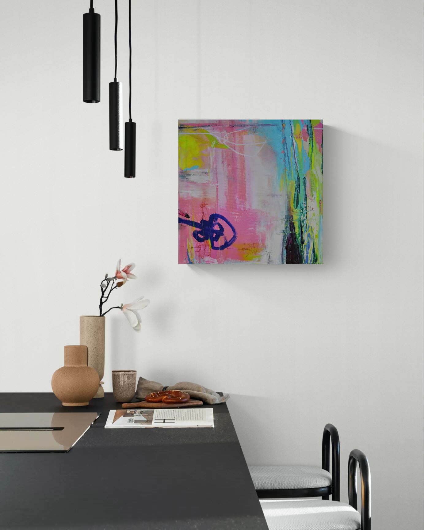 Abstraktes Original Gemälde »Gegenlenken« an einer Wand über modernem Esstisch mit schwarzen Hängeleuchten