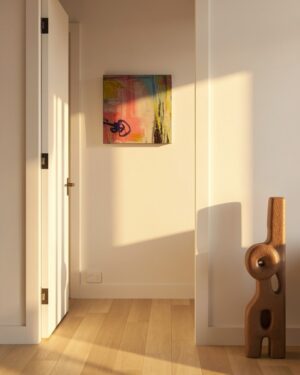 Abstraktes Kunstwerk »Gegenlenken« im lichten Altbau-Flur mit Holzboden und warmer Sonnenlicht-Spiegelung