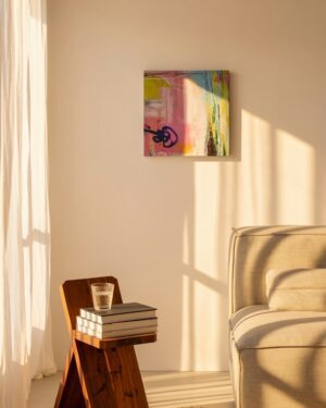 Originales abstraktes Acrylgemälde »Gegenlenken« in einem lichtdurchfluteten Raum mit Sonnenschein und gemütlichem Sessel