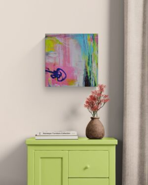 Abstraktes Original Gemälde »Gegenlenken« an einer beigen Wand über einer lindgrünen Kommode mit Blumenvase