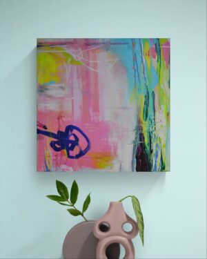 Abstraktes Leinwandbild »Gegenlenken« in Pink und Türkis an eisblauer Wand über einer minimalistischen Design-Vase
