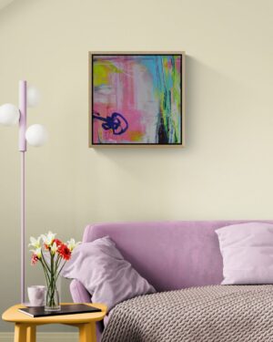 Gerahmtes abstraktes Original Gemälde »Gegenlenken« im Wohnzimmer über einem pastell-lila Sofa