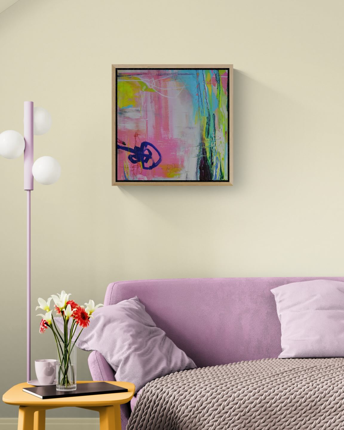 Gerahmtes abstraktes Original Gemälde »Gegenlenken« im Wohnzimmer über einem pastell-lila Sofa