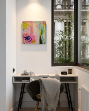 Abstraktes Acrylbild »Gegenlenken« mit Spotbeleuchtung über Schreibtisch in lichtem Zimmer mit Altbaufenster